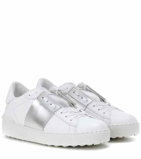 Shoe with stripe