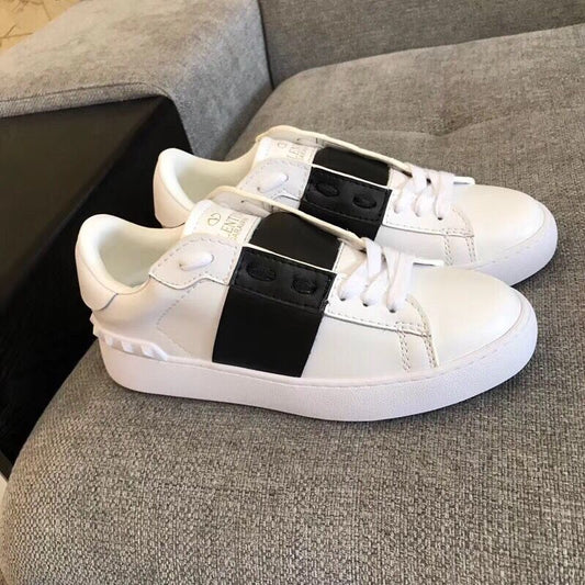 Shoe with stripe